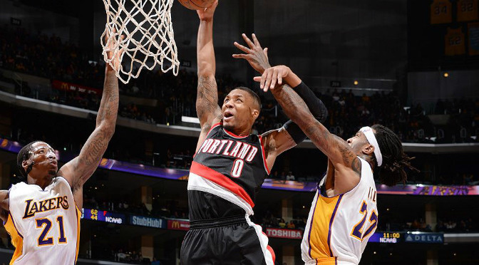 Lillard Packs it down the Middle vs the Lakers 1.11.15 [Video]